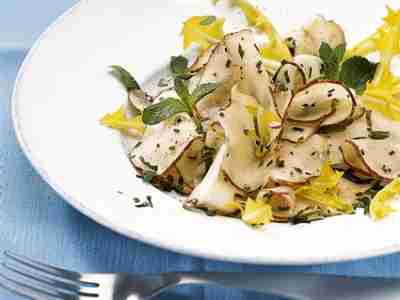 Topinambursalat mit Wildkräutern