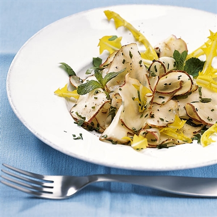 Topinambursalat mit Wildkräutern