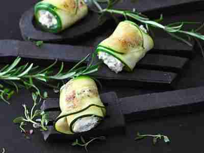 Zucchiniröllchen mit Ziegenkäse