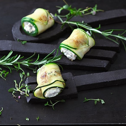 Zucchiniröllchen mit Ziegenkäse