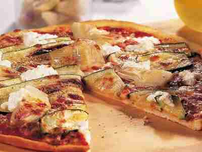 Zucchini-Artischocken-Pizza mit Kapern
