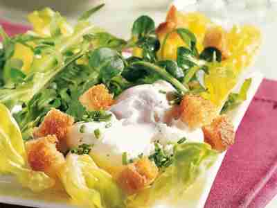 Salat mit pochiertem Ei und Brot
