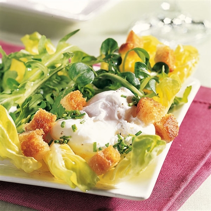 Salat mit pochiertem Ei und Brot