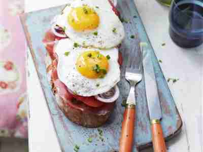 Spiegelei-Brot mit Tomate und Speck