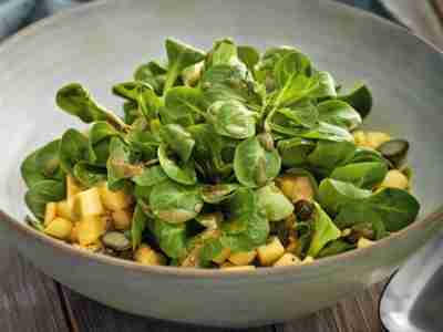 Feldsalat mit Pastinaken-Kürbiskern-Dressing