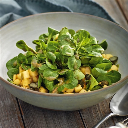 Feldsalat mit Pastinaken-Kürbiskern-Dressing