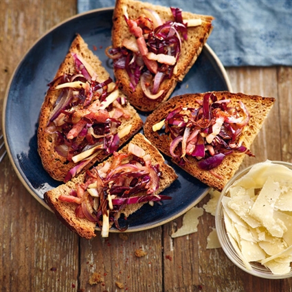 Crostini mit Radicchio und Speck