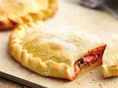 Minicalzone mit roter Bete und Ricotta