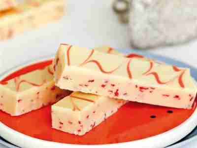 Weißer Erdbeer-Fudge