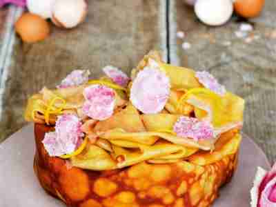 Gâteau des Crêpes mit Rosencreme