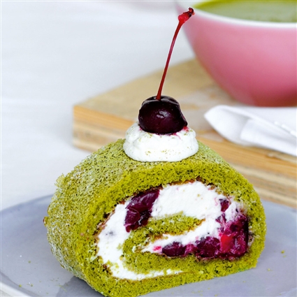 Matcha-Roulade mit Sauerkirschen
