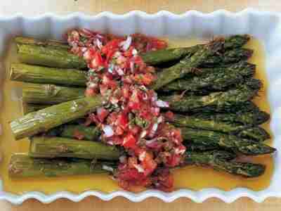 Gegrillter Spargel mit Tomatensauce