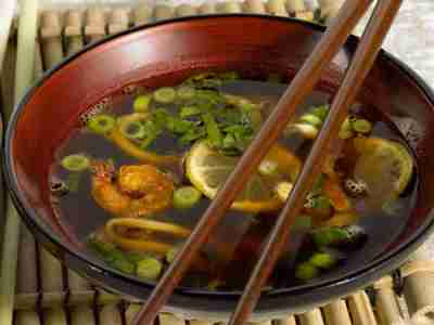 Thaisuppe mit Tintenfisch
