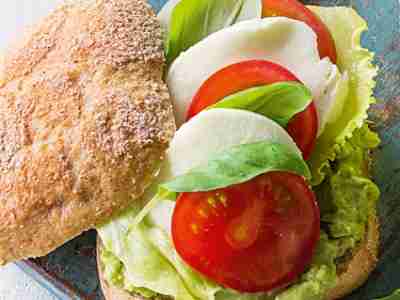 Tomaten-Mozzarella-Brötchen