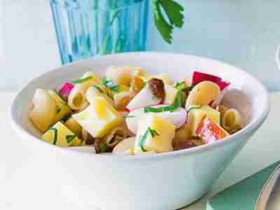 Hörnchen-Nudel-Salat mit Käse