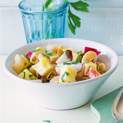Hörnchen-Nudel-Salat mit Käse