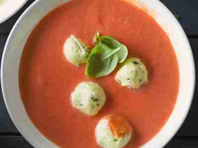 Tomatensuppe mit Mozzarellabällchen