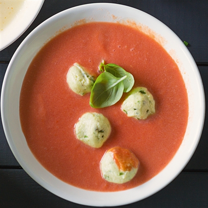 Tomatensuppe mit Mozzarellabällchen