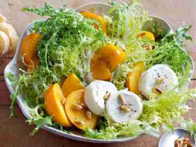 Kaki-Frisée-Salat mit Ziegenkäse