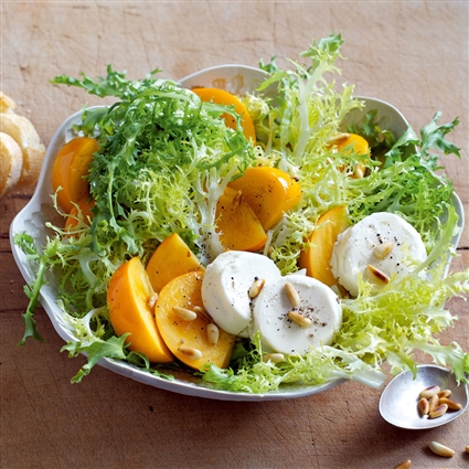 Kaki-Frisée-Salat mit Ziegenkäse