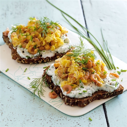 Abendbrot mit Krabben-Rührei