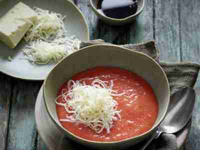 Tomatensuppe mit Spitzpaprika und Rohmilchkäse
