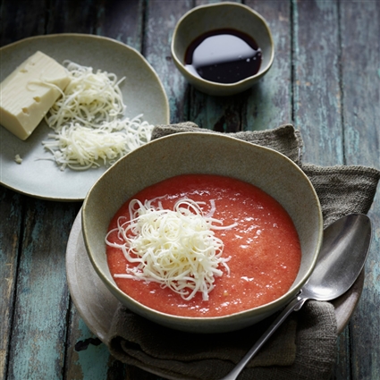 Tomatensuppe mit Spitzpaprika und Rohmilchkäse