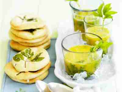 Giersch-Gazpacho mit Fladenbroten