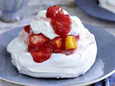 Pavlova mit Rhabarber und Waldmeisterschmand