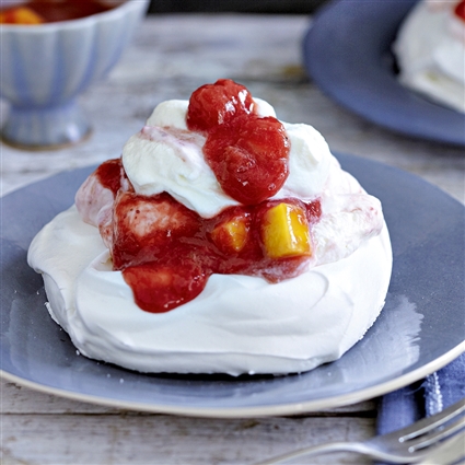 Pavlova mit Rhabarber und Waldmeisterschmand