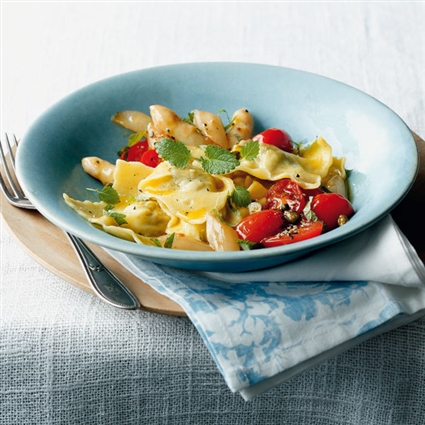 Vegane Pistazienravioli mit Spargel und Melisse