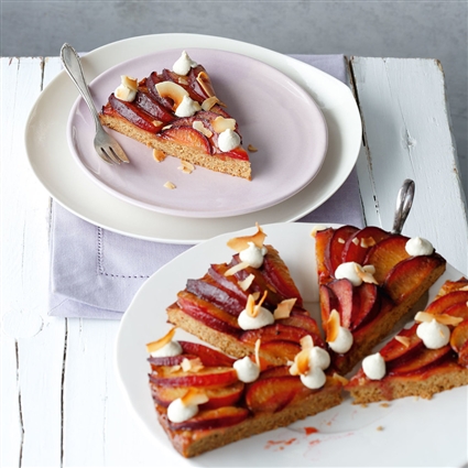 Vegane Pflaumen-Chai-Tarte mit Kokostopping