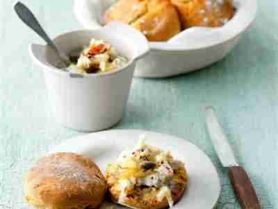 Knoblauchscones mit Apfel-Kapern-Dip