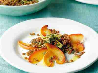 Veganer lauwarmer Linsensalat mit Äpfeln und Salbei-Gremolata
