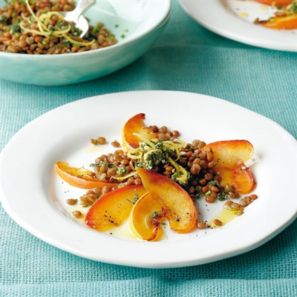 Veganer lauwarmer Linsensalat mit Äpfeln und Salbei-Gremolata
