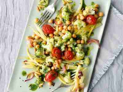 Veganer warmer Kichererbsensalat mit Blumenkohl-Tomaten-Gemüse
