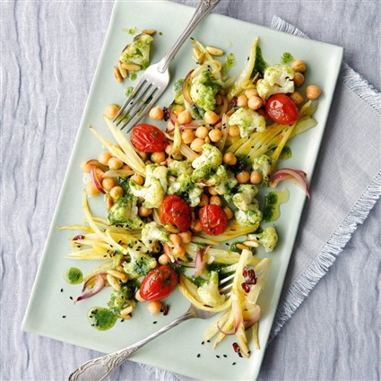 Veganer warmer Kichererbsensalat mit Blumenkohl-Tomaten-Gemüse