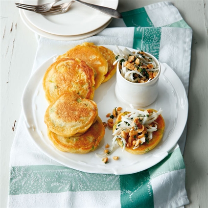 Vegane Frühlingszwiebel-Pfannküchlein mit Rübchen-Erdnuss-Salat