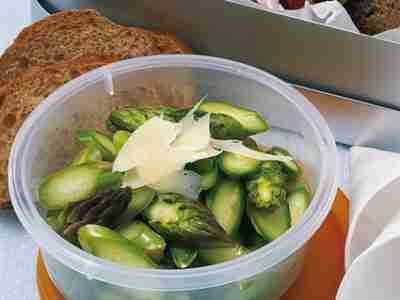 Marinierter grüner Spargel mit Roggenbrot