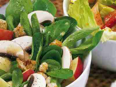 Feldsalat mit Äpfeln und Champignons