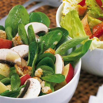 Feldsalat mit Äpfeln und Champignons