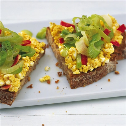Apfel-Hüttenkäse auf Roggenbrot