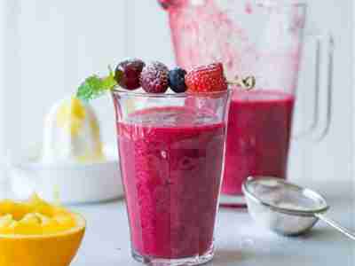 Beeren-Smoothie mit Holunderblütensirup