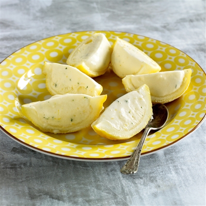 Zitronenparfait in der Frucht