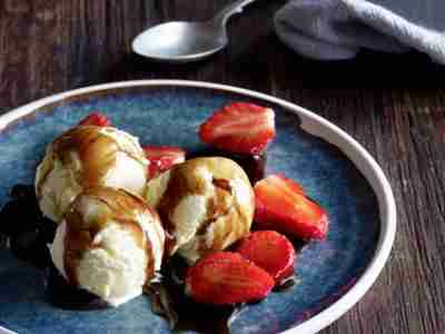 Mascarpone-Eis mit Erdbeeren und Balsamico-Sirup