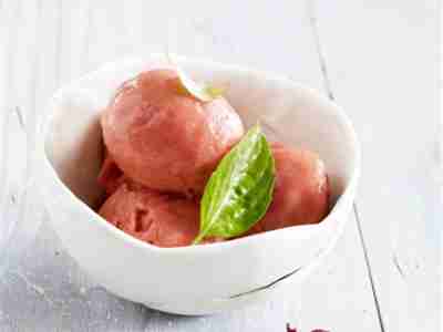 Pfirsichsorbet mit Hibiskus und Basilikum