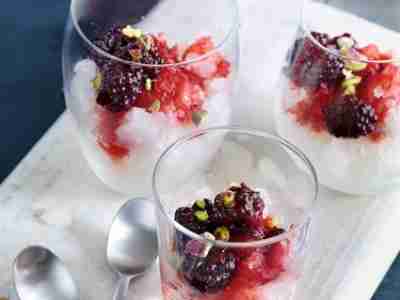 Zitroniges Granité mit marinierten Brombeeren