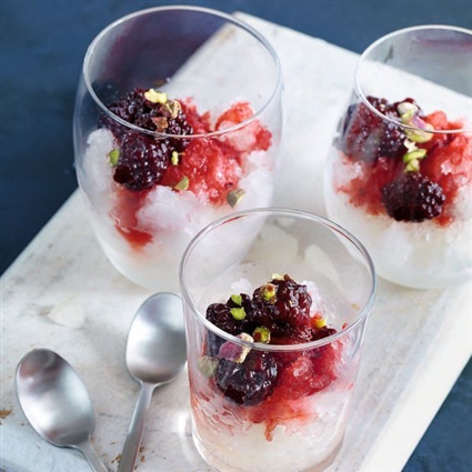 Zitroniges Granité mit marinierten Brombeeren