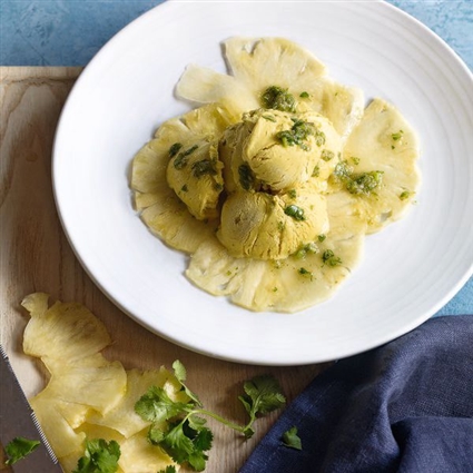 Curryeis auf Ananascarpaccio mit Korianderpesto