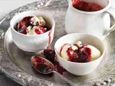 Chili-Macadamianuss-Eis mit Cassis-Feigen